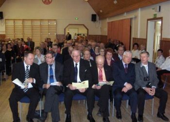 Kutsuvierasrivistössä istumassa kansanedustaja Risto Kalliorinne, Eläkeläiset ry:n puheenjohtaja ministeri Kalevi Kivistö, Haukiputaan kunnanvaltuuston puheenjohtaja Matti Roivainen, historioitsija  Martti  Asunmaa ja Haukiputaan Eläkeliiton osaston edustaja Pauli Greus, sekä Haukiputaan Eläkeläisten neuvottelukunnan edustaja Edvin Mattila.