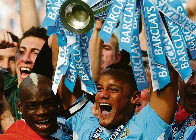Manchester Cityn belgialainen kapteeni Vincent Kompany kohotti Englannin valioliigan pokaalin ilmaan viime sunnuntaina. Mestarijoukkueen omistaa Abu Dhabin emiirin veli, ja seuran pääsponsorina on Arabiemiraattien lentoyhtiö Etihad Airways.