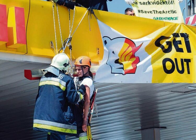 Greenpeacen mielenosoittajia poistettiin heinäkuussa Shellin huoltoaseman katolta Budapestissa. Aktivistit vaativat yhtiötä luopumaan aikeista porata öljyä Pohjoisnavalta.