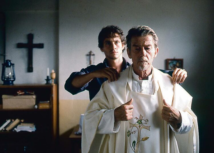 Nuori opettaja, iäkäs pappi ja YK:n rauhanturvaajat yrittävät suojella pakolaisia vihamielisiltä väkijoukoilta Ruandassa. Kuvassa Hugh Dancy (vas.) ja John Hurt.