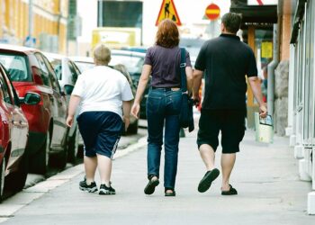 Tanskalaistoimittaja Thomas Breinholdt etsii kuljettajansa Kurtin kanssa lihomisen syitä.