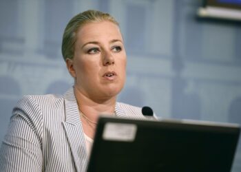 Valtiovarainministeri Jutta Urpilainen vaati hallitukselta parempaa päätöksentekokykyä ja lupasi kipeitä ratkaisuja.
