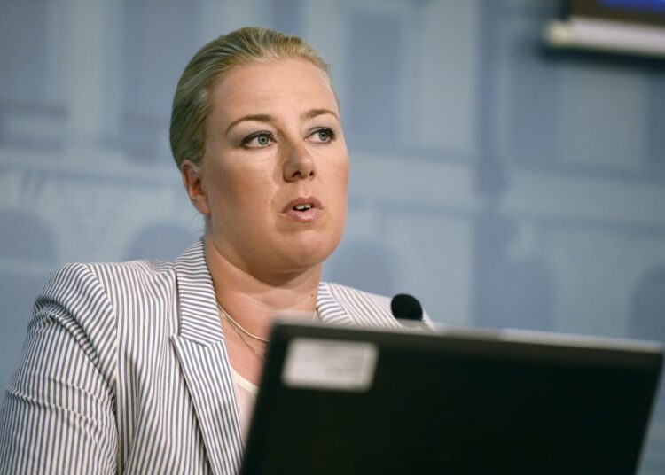Valtiovarainministeri Jutta Urpilainen vaati hallitukselta parempaa päätöksentekokykyä ja lupasi kipeitä ratkaisuja.