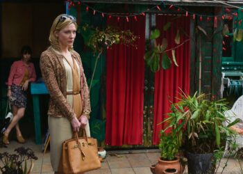 Woody Allen -filmissä päähenkilön (Cate Blanchett) seurapiirirouvan suuruuden päivät ovat takana. Taustalla sisarpuoli (Sally Hawkins).