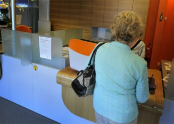 Palkkaerot miesten ja naisten välillä eivät ole kaventuneet, vaikka naiset ovat korkeammin koulutettuja kuin miehet