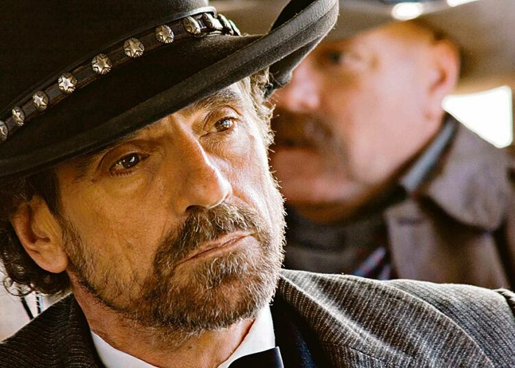 Kuukauden western on tarina ystävyksistä, jotka palkataan ylläpitämään järjestystä pikkukaupunkiin. Kuvassa Jeremy Irons.