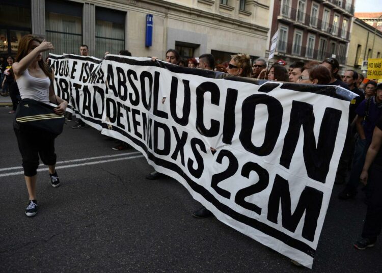 Sadat mielenosoittajat protestoivat poliisin käyttämää väkivaltaa vastaan Madridissa 10. huhtikuuta.
