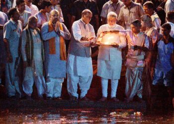 Pääministeriksi nouseva Narendra Mori lähimpien miestensä kanssa uskonnollisessa seremoniassa Gangesjoen rannalla Varanasissa viime lauantaina, vaalituloksen ratkeamisen jälkeisenä päivänä.