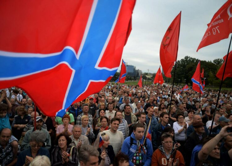 Donetskissa maanantaina järjestetyssä mielenosoituksessa liehuivat Novorossian ja Neuvostoliiton liput.