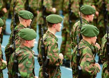 Pääesikunnan päätöksen mukaan varusmiehet, jotka paraatikatselmuksessa eivät osallistu siihen liitettävään jumalanpalvelukseen, joutuvat poistumaan paikalta kesken paraatikatselmuksen.
