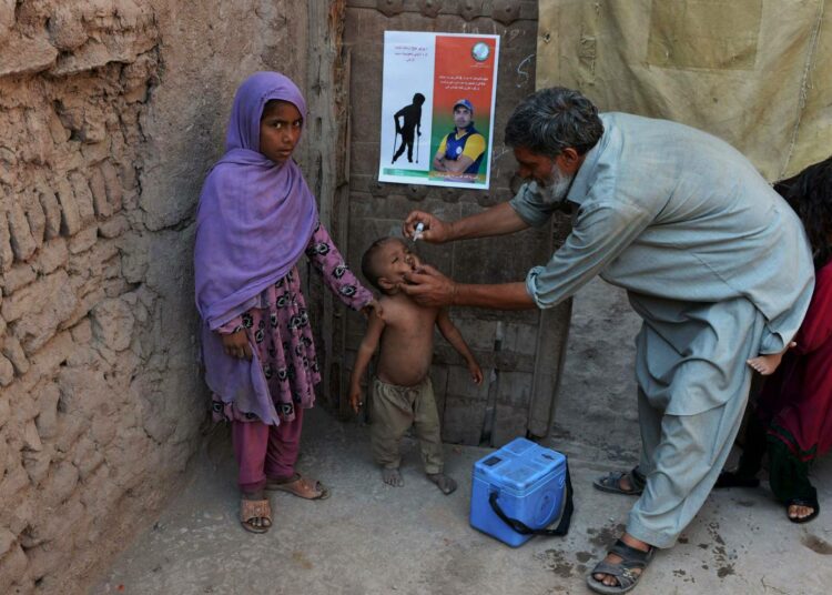Lapselle annettiin poliorokotus elokuun puolivälissä Jalalabadin lähistöllä.