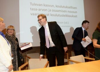 Eduskunta keskustelee tiistaina koulutuksesta opposition välikysymyksen pohjalta. Kansanedustajat  Anna-Maja Henriksson, Aino-Kaisa Pekonen, Antti Lindtman, Jukka Gustafsson ja Outi Alanko-Kahiluoto esittelivät koulutusvälikysymyksen tiistaina 15. syyskuuta.