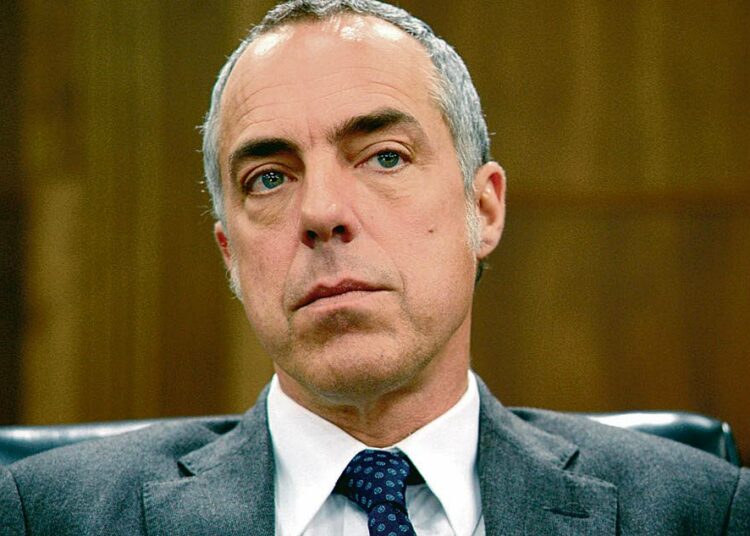 Harry Bosch (Titus Welliver) on LAPD:n murharyhmän rikostutkija, joka joutuu oikeuteen sarjamurhaepäillyn ampumisesta.