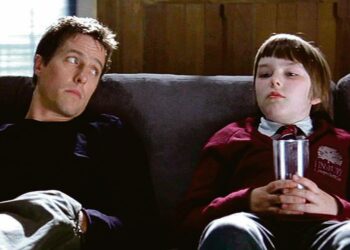 Menestyskomediassa kypsymätön nuori mies yrittää opetella varhaiskypsän pojan tavoille. Kuvassa Hugh Grant (vas.) ja Nicholas Hoult.