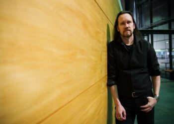 Juha-Pekka Koskinen on kirjoittanut romaaneja, novellikokoelmia, dekkariaiheisen tietokirjan sekä kuusi lasten- ja nuortenkirjaa. Romaanilla Ystäväni Rasputin hän oli Finlandia-ehdokkaana.