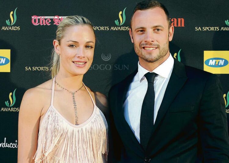 Eteläafrikkalainen vammaisurheilija Oscar Pistorius surmasi tyttöystävänsä Reeva Steenkampin kotonaan Pretoriassa ystävänpäivän yönä vuonna 2013. Kuvassa pariskunta yrittäjänaisten gaalajuhlassa Johannesburgissa marraskuussa 2012.