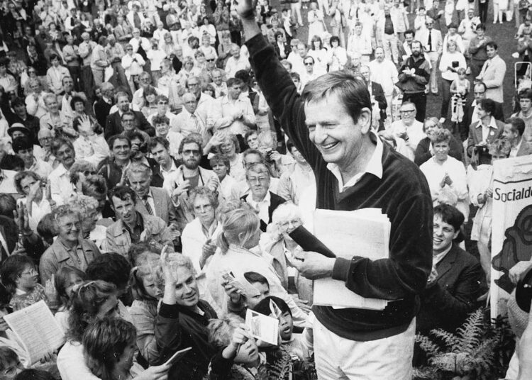 Olof Palmen murhasta on kulunut 30 vuotta. Dokumenttielokuva kertoo ruotsalaisesta yhteiskunnasta 80-luvulla, ja kuinka murha muutti pysyvästi maata.