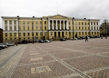 Helsingin yliopisto valitsi merkittävien määrärahaleikkauksien edessä hallinnon supistamisen.
