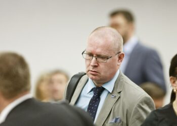 Työministeri Jari Lindström sekoitti kiky-neuvottelut huhtikuussa.