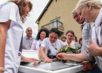 Omaiset surivat Münchenin verilöylyssä surmatun 21-vuotiaan Dijamant Zabergjan hautajaisissa Ropicassa tiistaina.