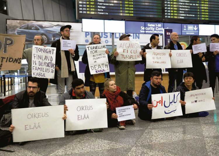 Helsinki-Vantaan lentokentällä osoitettiin huhtikuun alussa mieltä pakkopalautuksia vastaan, kun ensimmäinen turvapaikanhakijoiden palautuslento Afganistaniin oli lähtemässä.