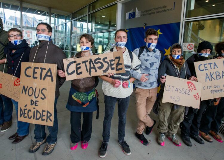 Mielenosoittajat muodostivat ihmisketjun CETA-sopimusta vastaan  EU-komission edustalla Brysselissä lokakuussa 2016.