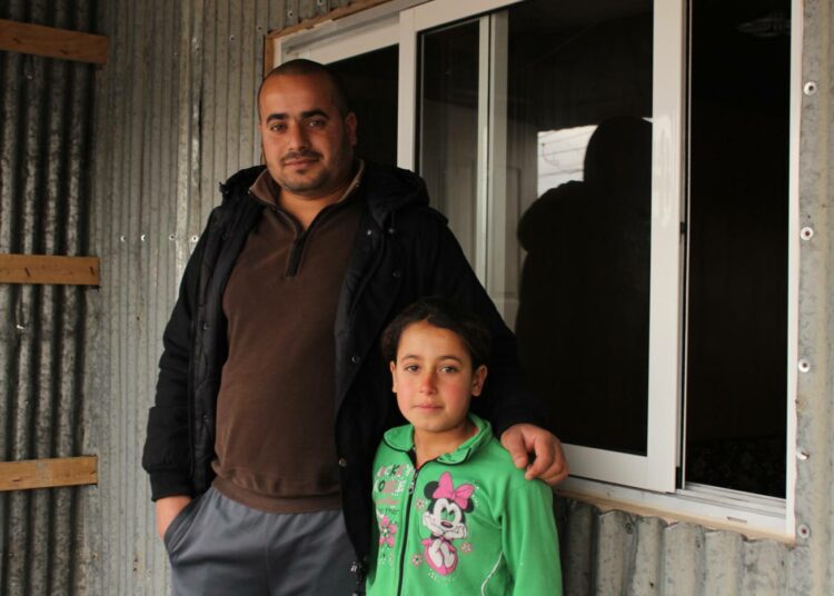Youssef Hessoun Khelef ja hänen veljentyttärensä Hind asuvat telttaleirissä Zahlén laitamilla.