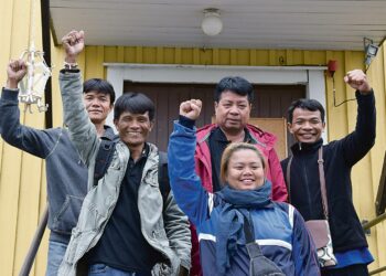 Suomeen saapuneet thaipoimijat Praisanti Jum-Angwa, Wasan Munbogae, Sukchai Thongsri, Bunruay Yaemchaiyaphum ja Kannika Muensuk. Poimijat majailivat Suolahden Työttömät ry:n tiloissa Keski-Suomessa.
