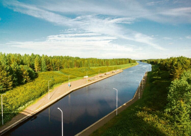 Saimaan kanavan valmistumiseen tarvittiin 13 700 miestyövuotta. Se on edelleen suhteellisesti suurin Suomessa toteutettu rakennushanke.