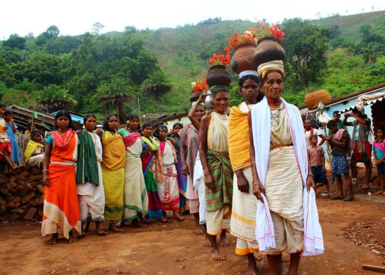 Odishan osavaltiossa asuvaan dongria kondh -heimoon kuuluvat naiset suorittavat perinteistä rituaalia.