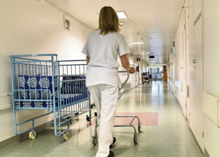 Jos valinnanvapauden myötä sairaanhoitajan palkanmaksaja vaihtuu julkisesta yksityiseksi, työehdot heikkenevät.