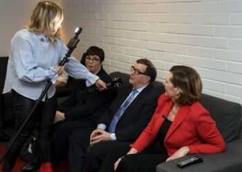 MTV:n sometoimittaja haastatteli Merja Kyllöstä, Paavo Väyrystä ja Tuula Haataista lämpiössä MTV3:n Suuressa Presidenttitentissä 13. joulukuuta.