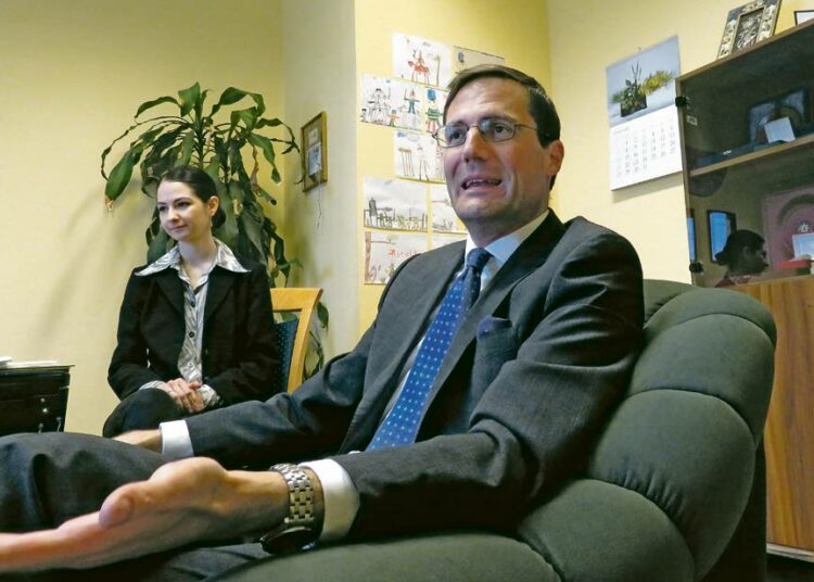 Äärioikeistopuolue Jobbikin ideologi Márton Gyöngyösi sanoo, että ”Orbán on menettänyt järkensä, me taas olemme tulleet järkiimme”.