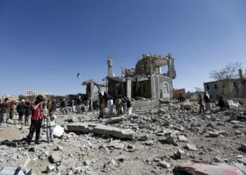 Jemeniläiset tutkivat Saudi-Arabian johtaman liittouman tekemän ilmahyökkäyksen aiheuttamia tuhoja Jemenin pääkaupungissa Sanaassa 8. maaliskuuta 2018.