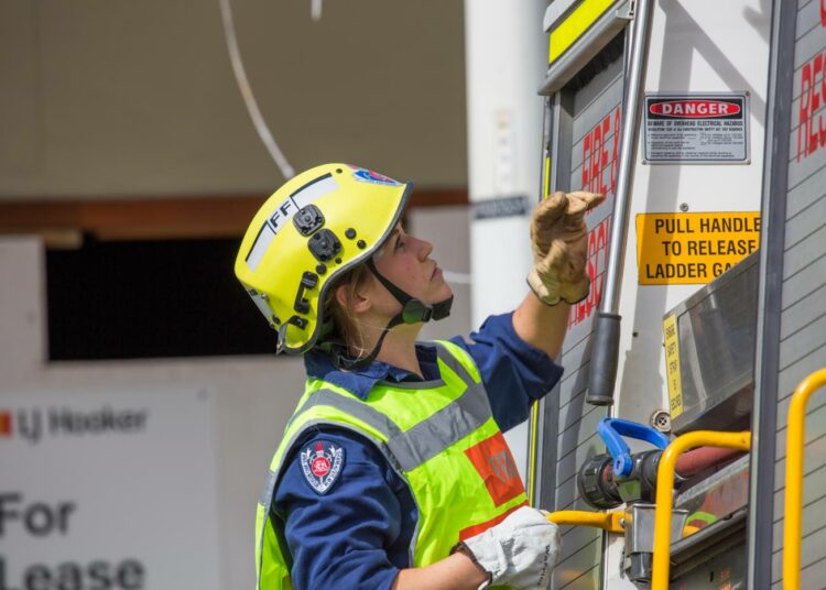 TEM haki hyviä käytäntöjä työvoimapalveluihin Australiasta, jossa ns. aktiivimallissa on kovemmat ehdot kuin Suomessa. Australialainen pelastustyöntekijä työssään.
