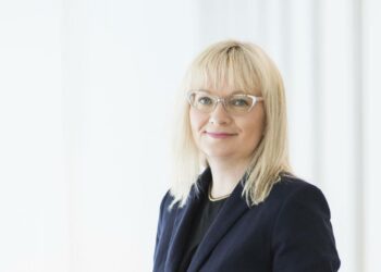 Palkkojen harmonisointi on JHL:n puheenjohtajan Päivi Niemi-Laineen mielestä kirjattava lakiin.