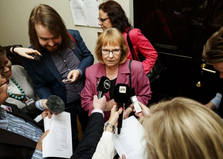 Perustuslakivaliokunnan puheenjohtaja Annika Lapintietä piti vuotoa erittäin vakavana. Lapintie tiedotusvälineiden haastateltavana perjantaina.