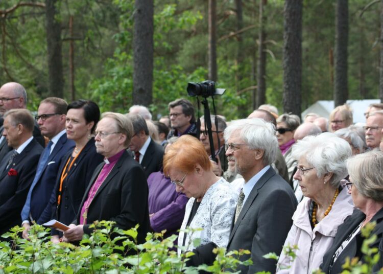 Muistotilaisuuteen osallistui noin 3 500 ihmistä. Eturivissä muun muassa muistomerkin hoitoyhdistyksen puheenjohtaja, kansanedustaja Maarit Feldt-Ranta, muistopuheen pitäjä Kari Mäkinen, tasavallan presidentti Tarja Halonen, puolisonsa Pentti Arajärvi ja rouva Tellervo Koivisto.