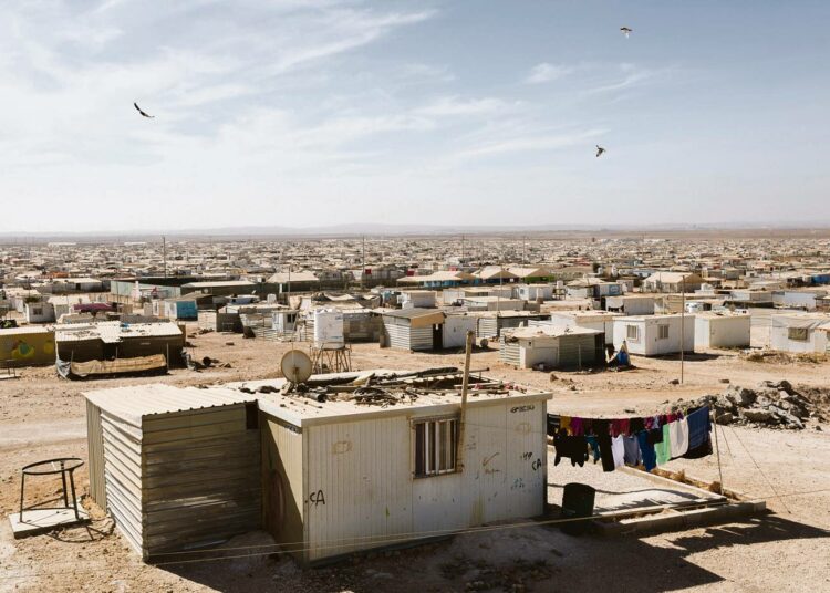 Jordaniassa on 660 000 rekisteröityä Syyrian pakolaista. Todellinen luku on reilusti yli miljoonan. Lähes 80 000 syyrialaista on viettänyt useita vuosia Zaatarin pakolaisleirillä, keskellä aavikkoa.