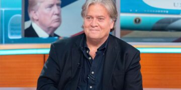 Entinen Trumpin neuvonantaja Steve Bannon toimii äärioikeiston matkasaarnaajana Euroopassa.