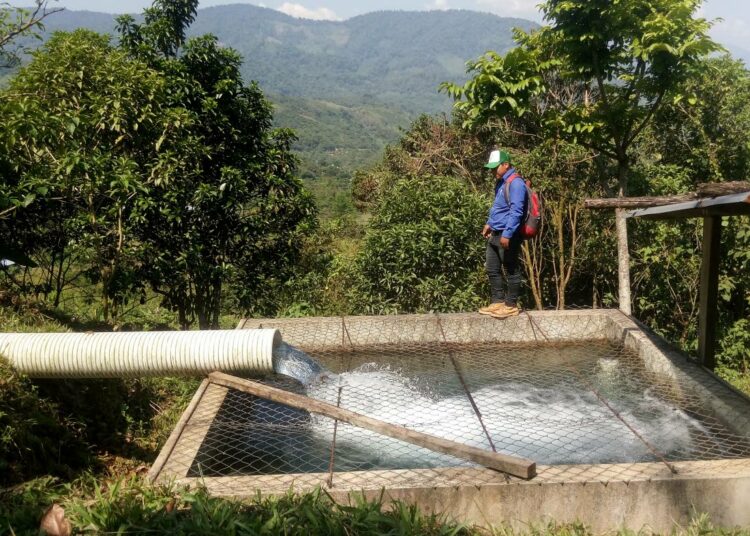 Guatemalan syrjäseudulla sijaitsevassa La Tañan kylässä on oma vesivoimala, jossa vesi päästetään turbiiniin betonisen säiliön kautta.