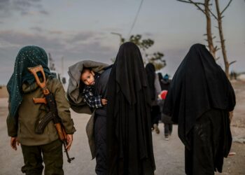 Kansainvälisten toimittajien mukaan osa al-Holin pakolaisleirillä olevista naisista on hyvinkin maallisia ja väsyneitä ja haluaisivat kotiin, toiset taas yrittävät pitää yllä jonkinlaista koko elämän kattavaa huivipakkoa.