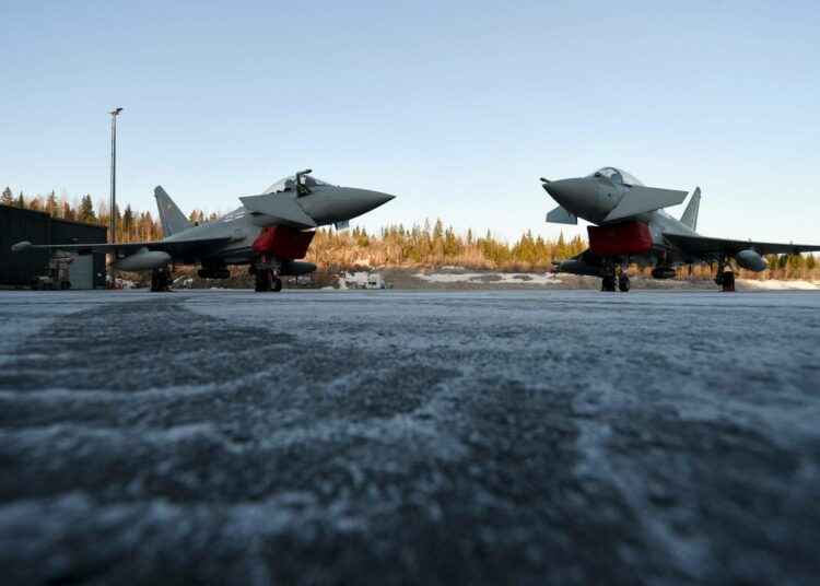 Kaksi yhteiseurooppalaista Eurofighter Typhoon -hävittäjää mediaesittelyssä Pirkkalassa 10. tammikuuta.