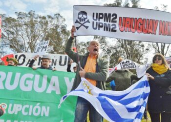 UPM:n uuden sellutehdashankkeen vastustajat osoittivat mieltä Floridan kaupungissa Uruguayssa viime elokuussa.