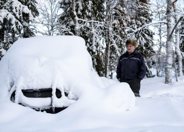 Muoniossa riittää lunta. Paavo Reponiemen Toyota Hiace -pakettiauto odottaa kevättä.