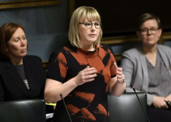 Sosiaali- ja terveysministeri Aino-Kaisa Pekonen otti tilanteen haltuun kyselytunnilla.