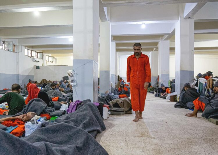 Vangit on suljettu ahtaisiin saleihin. Heidät on puettu samanlaisiin oransseihin haalareihin kuin Isisin videoillaan teloittamat vangit ja amerikkalaisten vangit Guantánamossa ja Abu Ghraibissa.