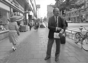 Stig Engström lähellä Palmen murhapaikkaa vuonna 1986 otetussa kuvassa.