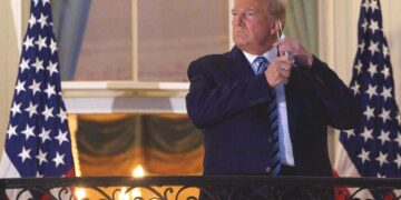 Presidentti Donald Trump otti teatraalisesti kasvomaskinsa pois Valkoisen talon parvekkeella palattuaan sairaalasta maanantai-iltana,
