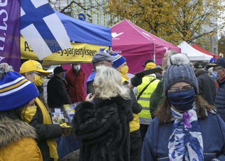 Ihmisiä perussuomalaisten teltalla maalaismarkkinoilla Hakaniementorilla marraskuun alussa.